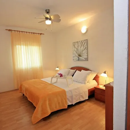 Omo 1 Apartmán Supetar