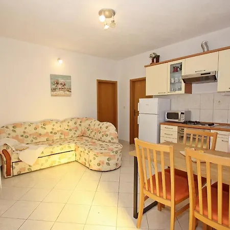 Apartment Omo 1 Supetar