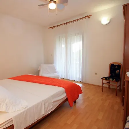Apartment Omo 1 Supetar