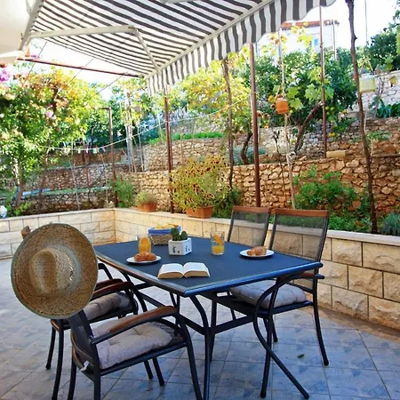 Apartment Omo 1 Supetar